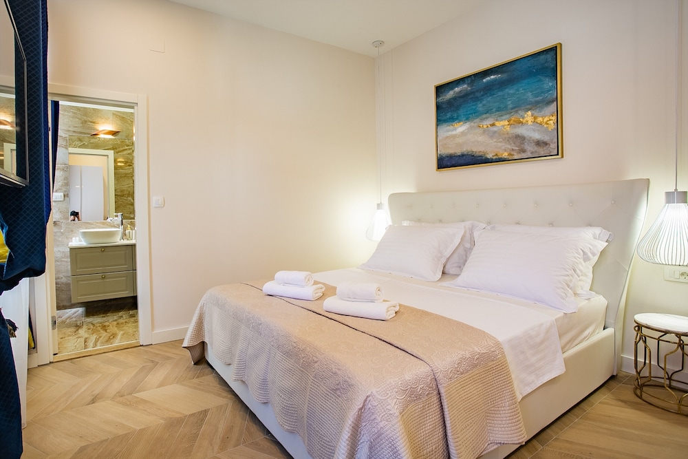 City Double Room, 1 King Bed (1) photo 2