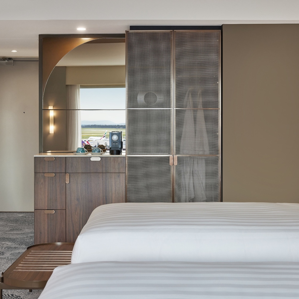 Deluxe Twin Room - Runway View - Photo 2