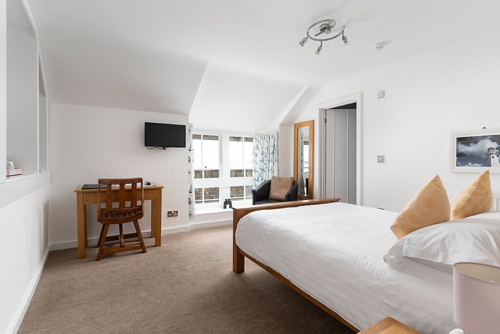 Classic Double Room, Ensuite, Bay View photo 2