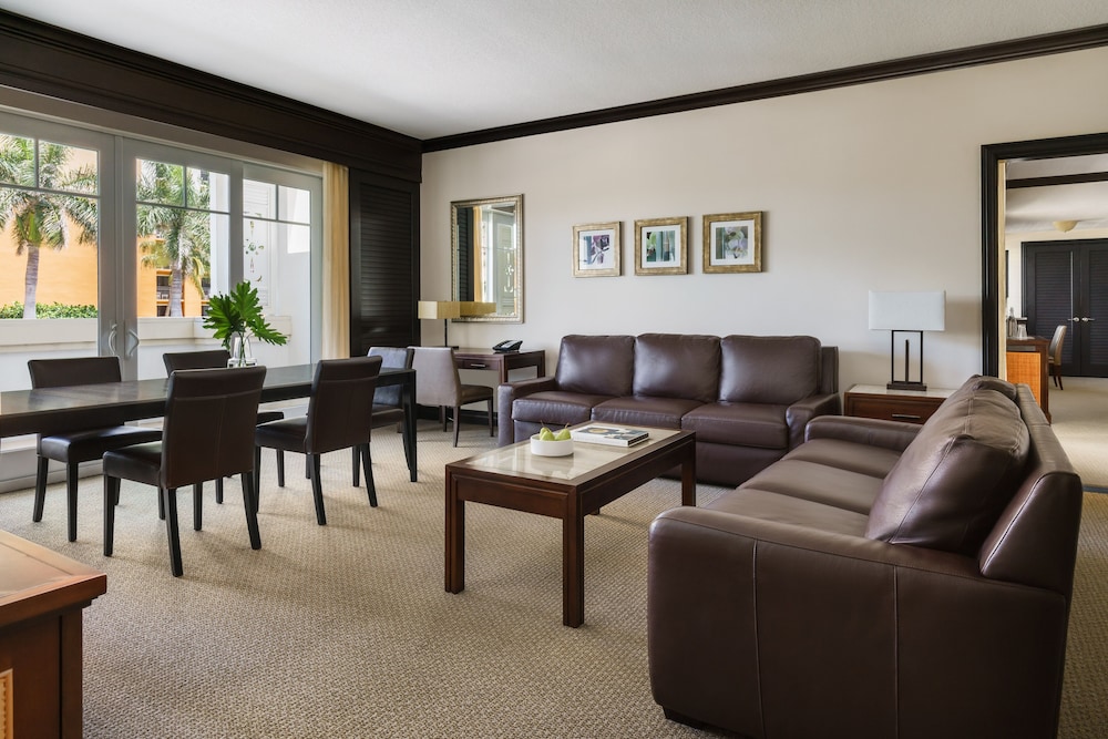 Suite, Corner (Parlor)