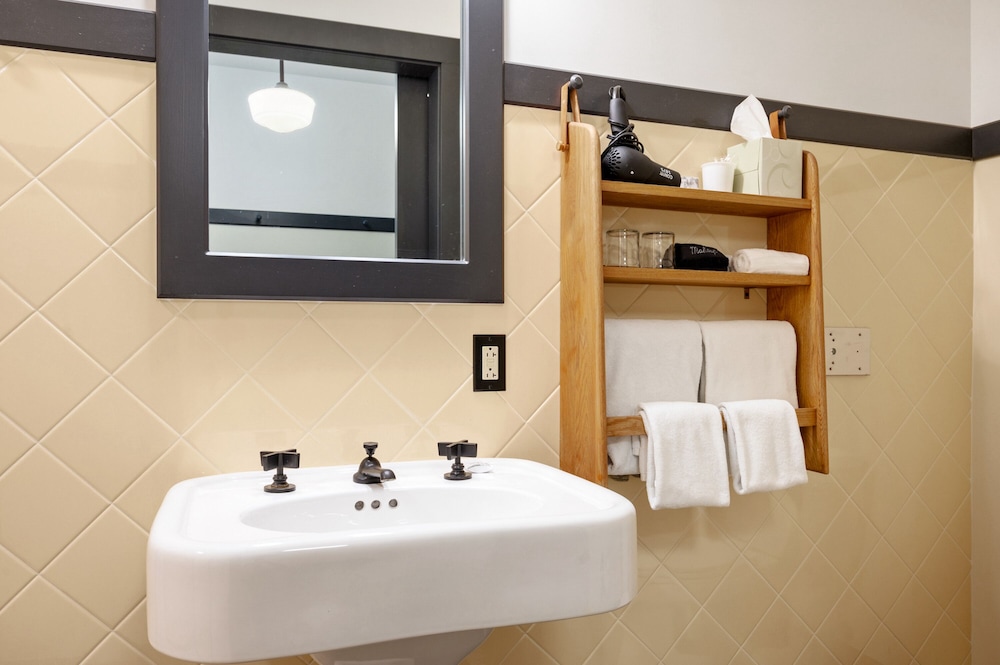 Premier Room, 1 Queen Bed (Self Check-in with Virtual Front Desk) photo 2