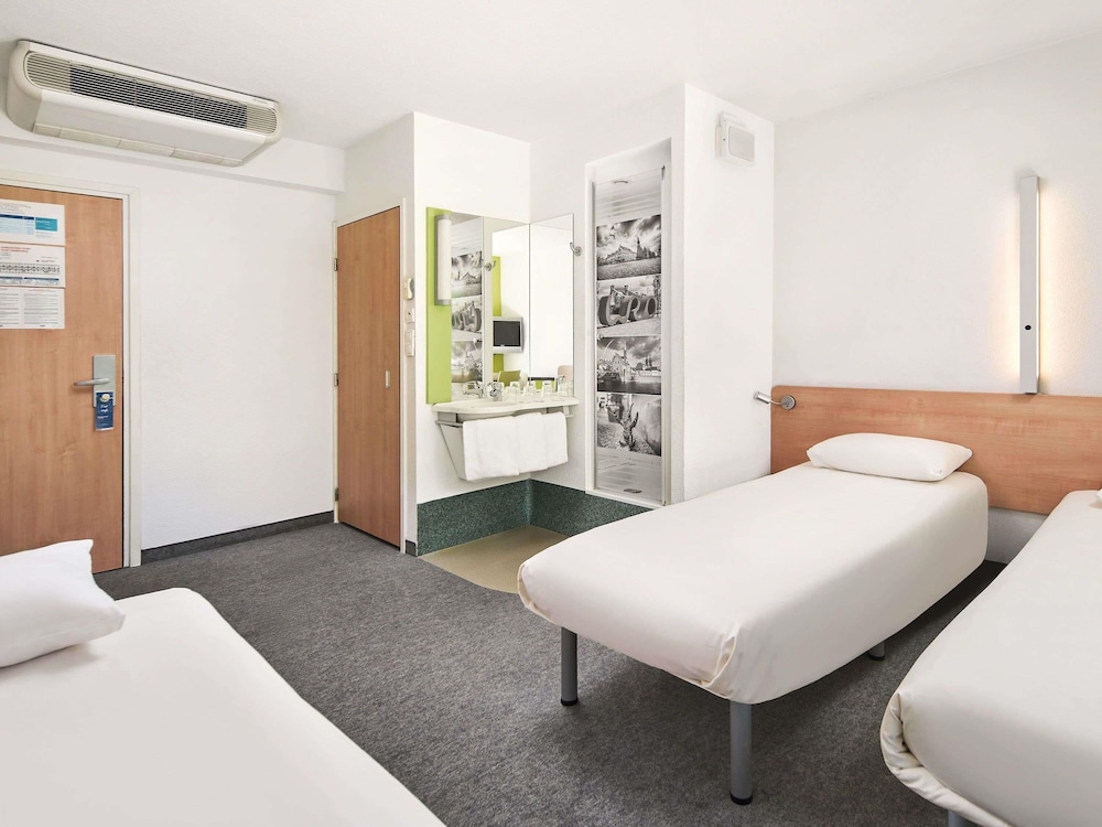 Standard Triple Room, 3 Twin Beds - Photo 4