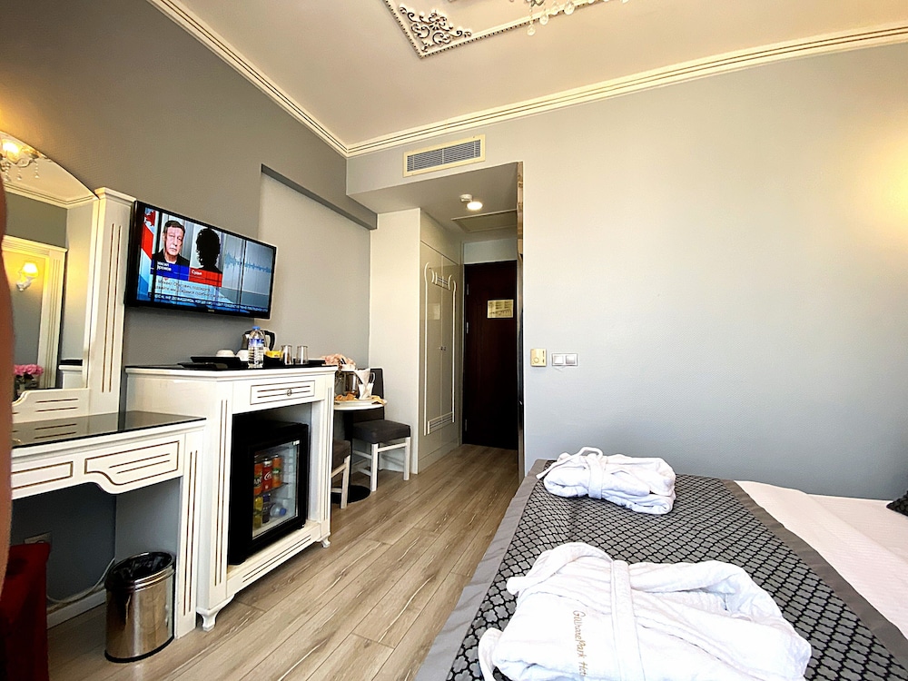 Superior Single Room, 1 Double Bed, Balcony, City View photo 2