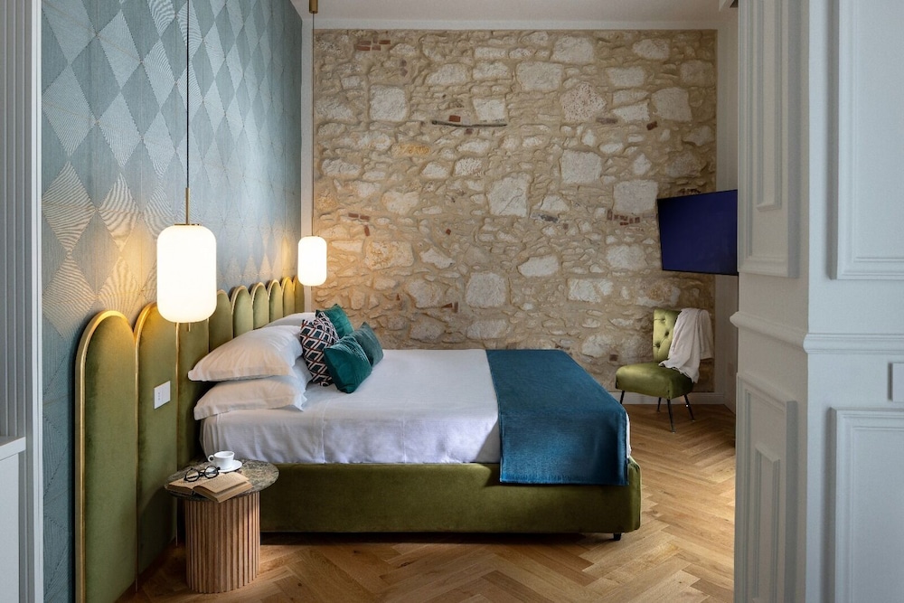 Double Room, 1 King Bed, Sea View, Tower photo 3