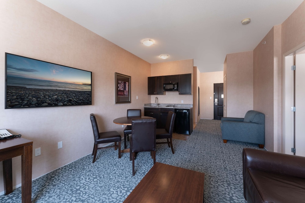 Suite, 1 King Bed, Non Smoking, Kitchenette (Separate Living Room) photo 3