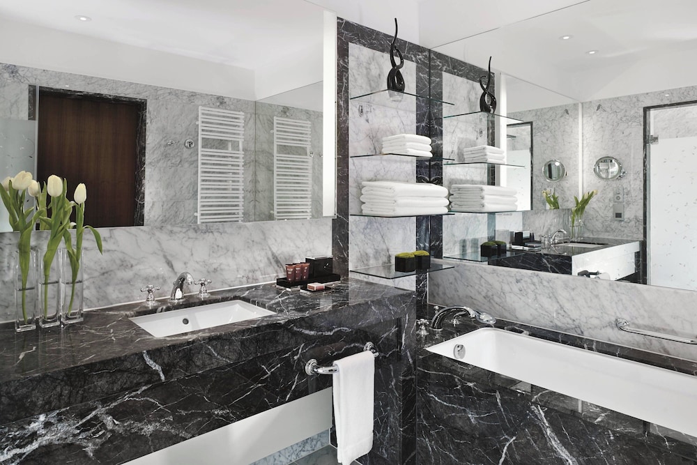 Premium Suite, 2 Bedrooms (View) thumbnail 6