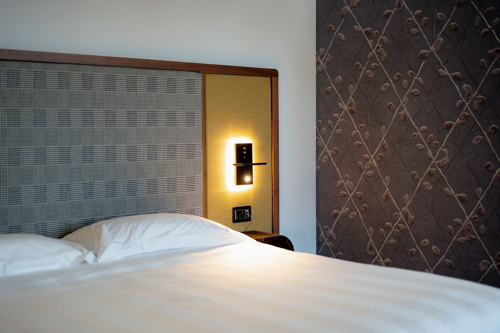Superior Room, 1 King Bed, City View, Tower, photo 6