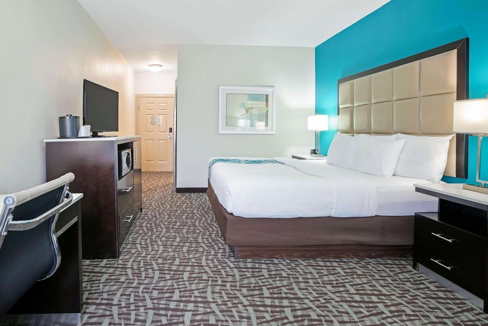 Room, 1 King Bed, Non Smoking - Photo 4