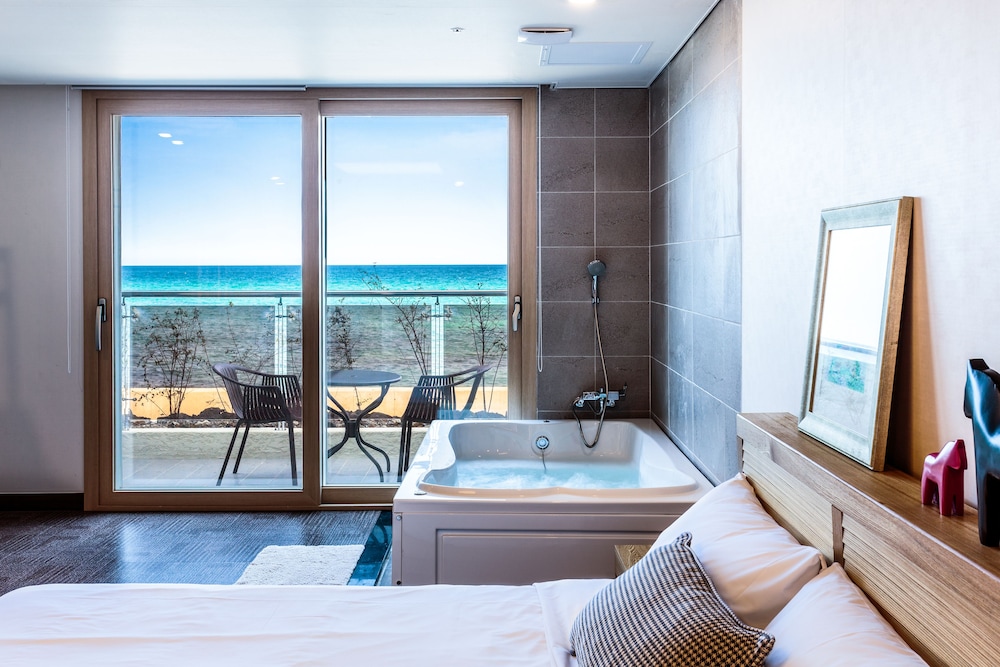 Couple Room or Emerald Room (Random Assign) photo 2