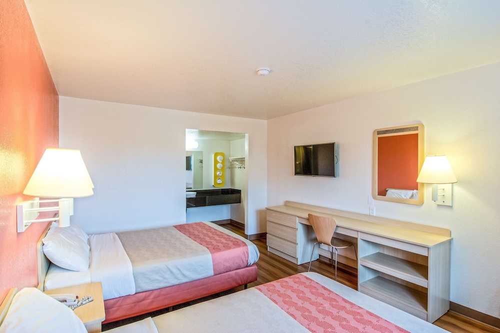 Premium Room, 2 Queen Beds, Non Smoking, Refrigerator & Microwave photo 3
