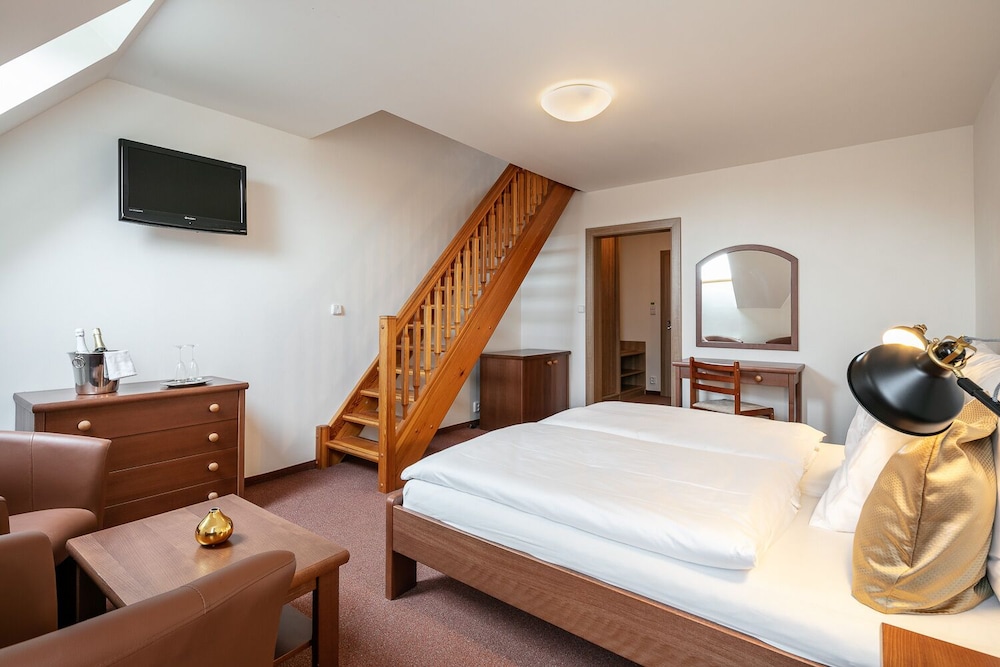 Deluxe Family Room - Photo 1