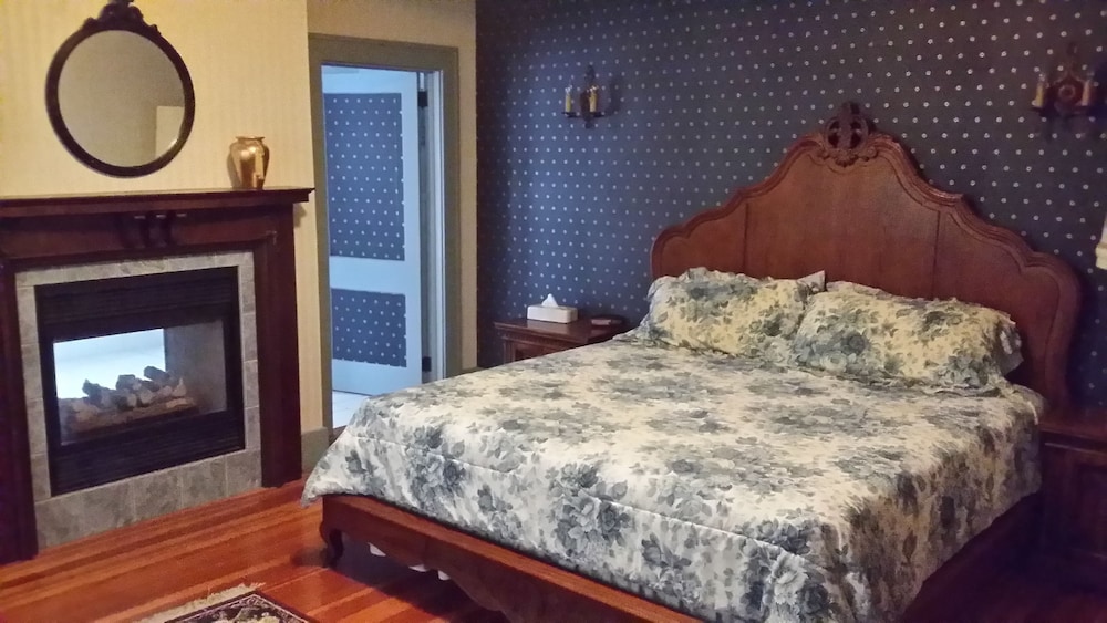 Deluxe Suite, 1 King Bed, Hot Tub (Linwoods View) photo 3