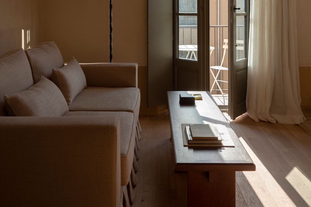 Room, 1 King Bed, Courtyard View - Photo 5