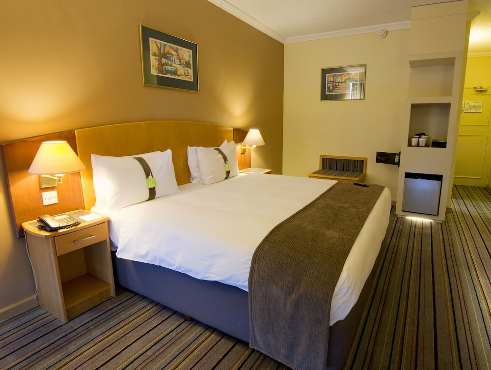 Premium Room, 1 King Bed, Smoking - Photo 4