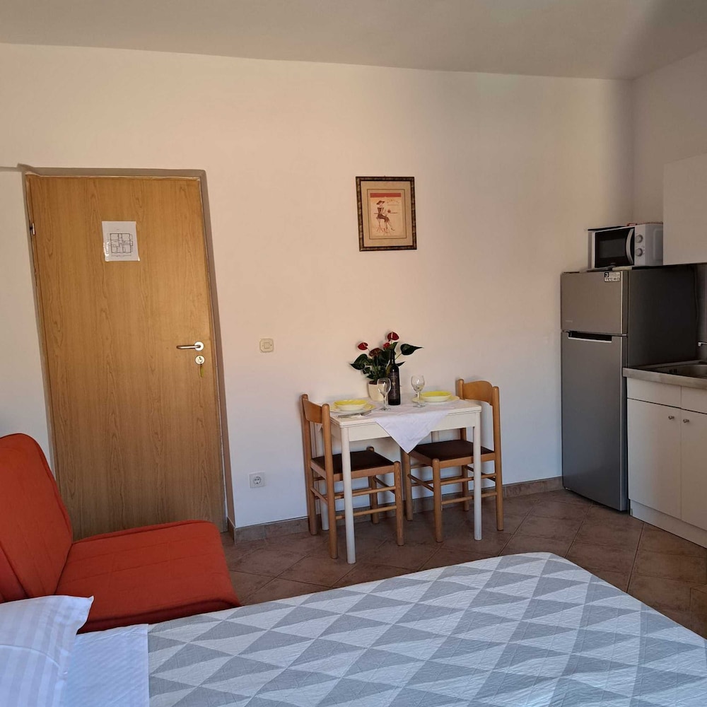 Studio (Studio Apartment with Balcony) photo 1