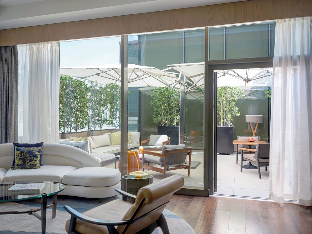Suite, 1 Bedroom, Terrace thumbnail 6