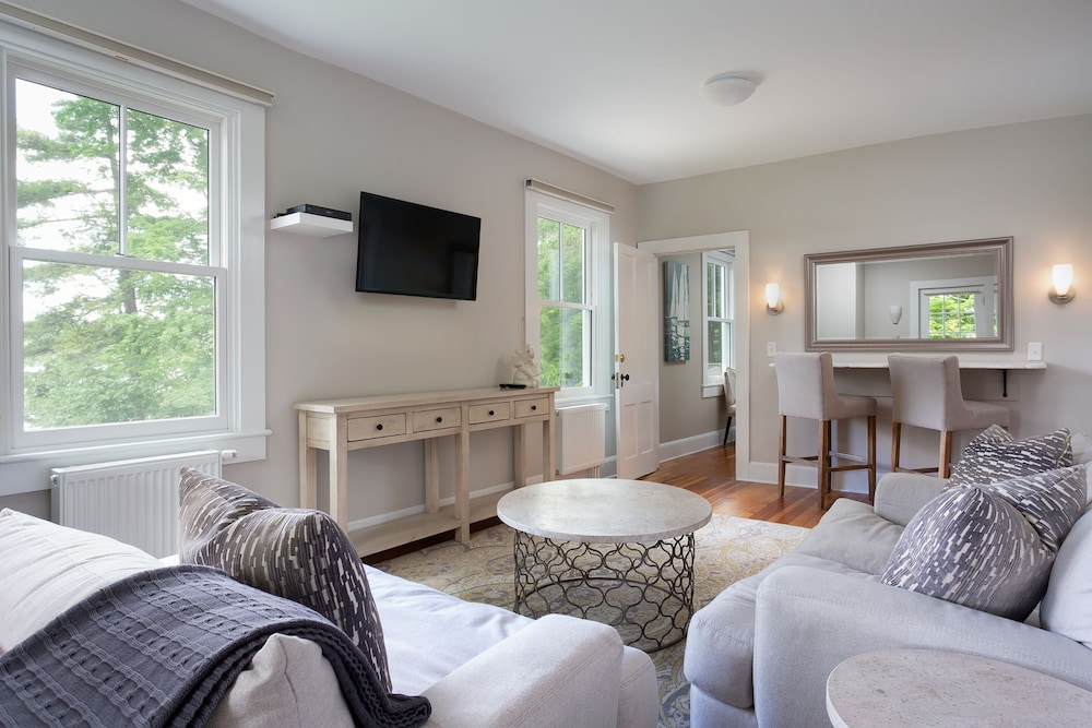 Grand Suite, 1 Bedroom, Private Bathroom, Lake View