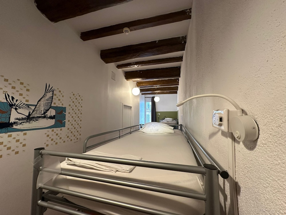 1 Bed in a 4 Beds mixed dorm photo 2