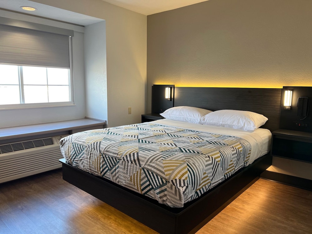 Standard Room, 1 Queen Bed, Non Smoking - Photo 5