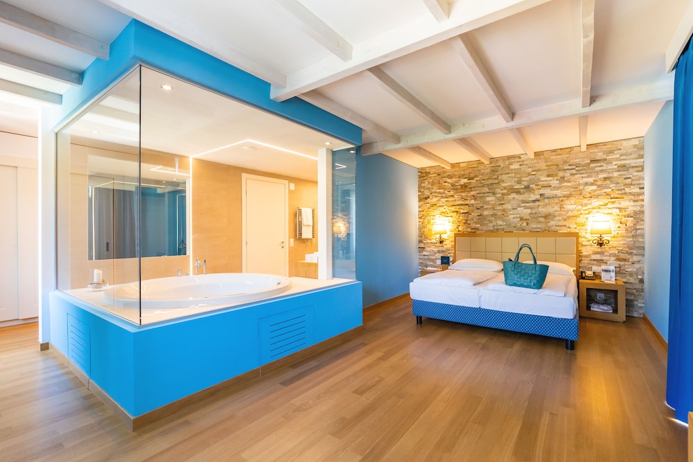 Deluxe Studio Suite, Jetted Tub photo 2
