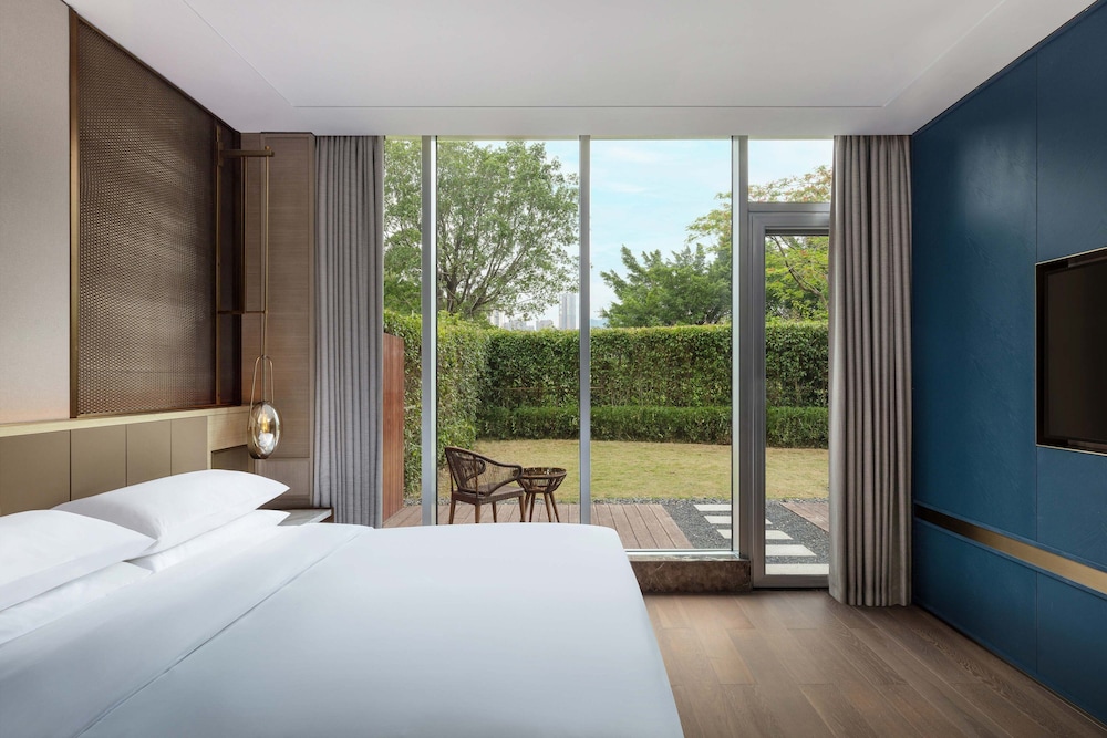 Suite, 1 King Bed photo 2