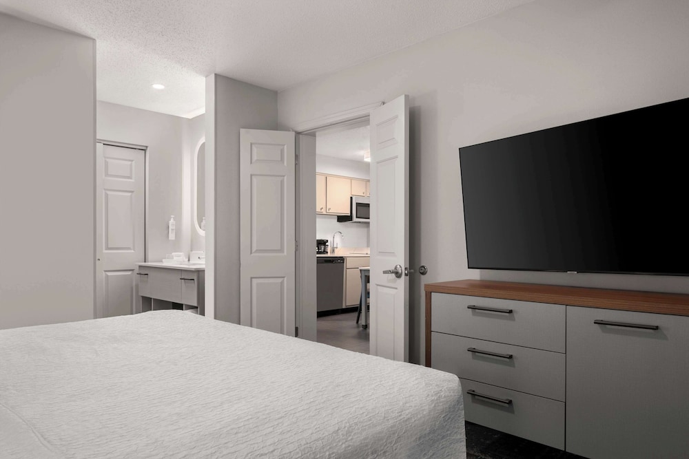 Suite, 1 Bedroom, Non Smoking (King Bed) - Photo 4