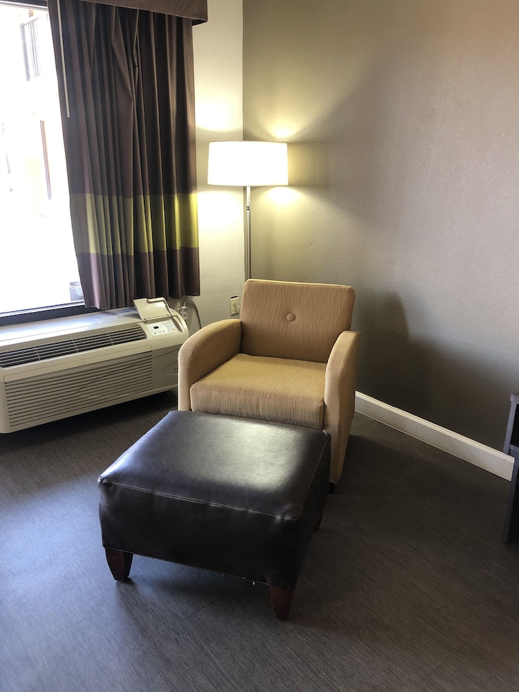 Room, 1 King Bed, Non Smoking - Photo 4
