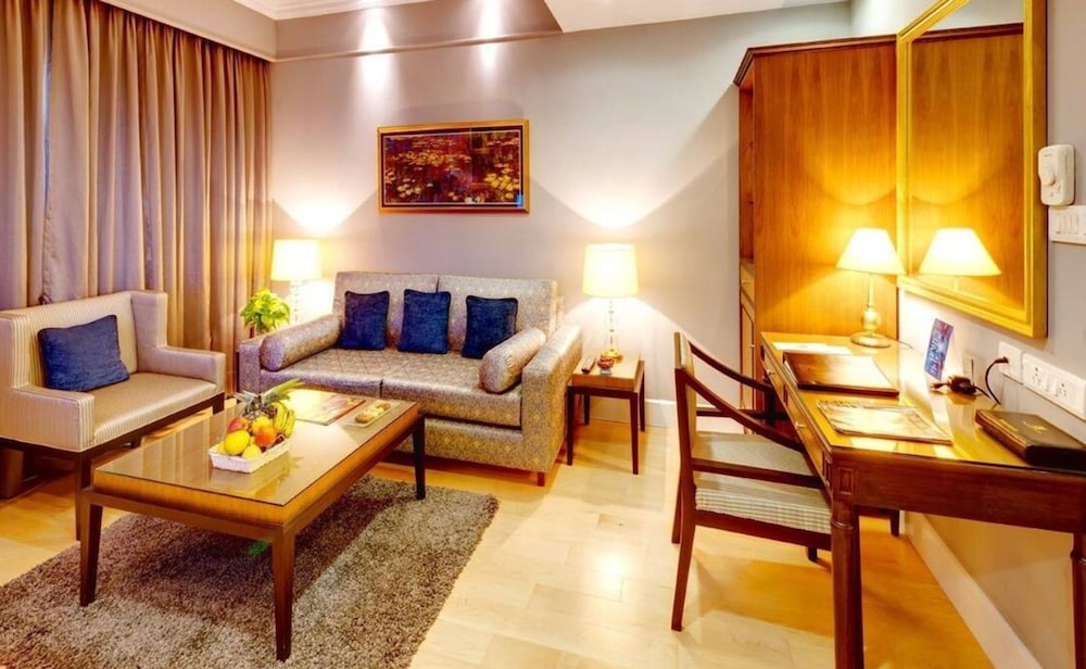 Junior Suite, Executive Lounge Access, Pool View - Photo 1