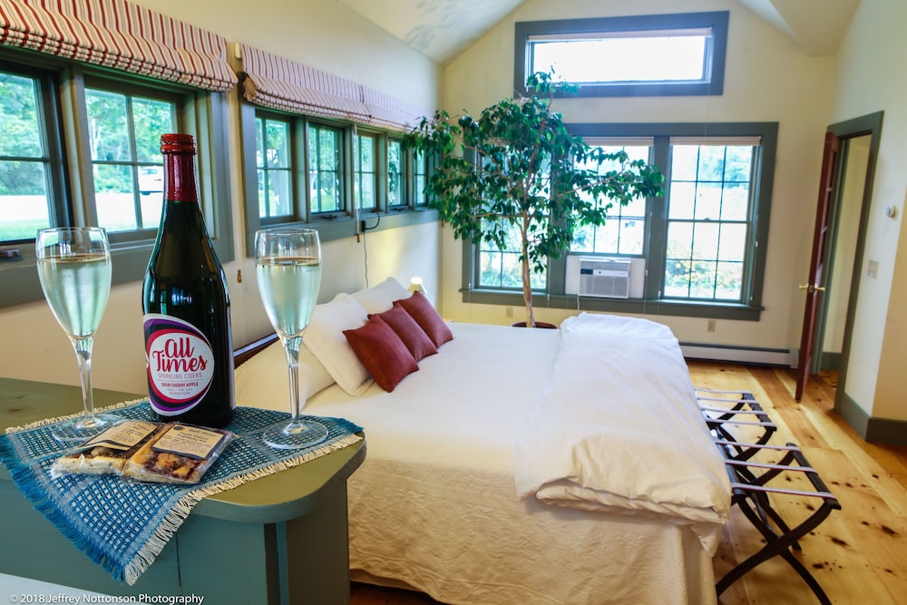 Deluxe Cottage, 1 King Bed, Kitchenette, Mountain View photo 1
