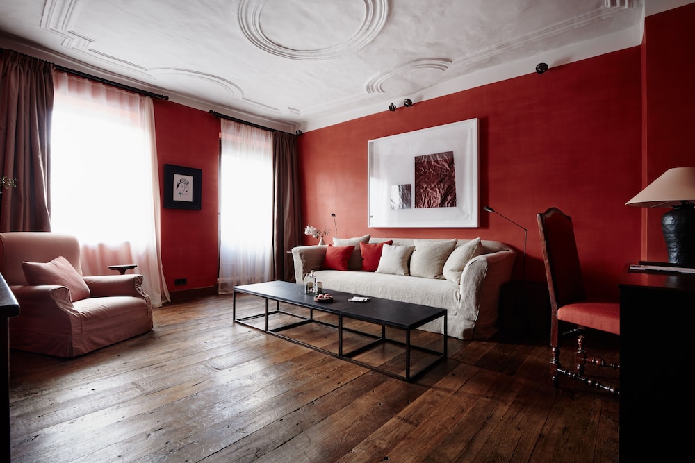 Signature Suite (Historic Chancellery)