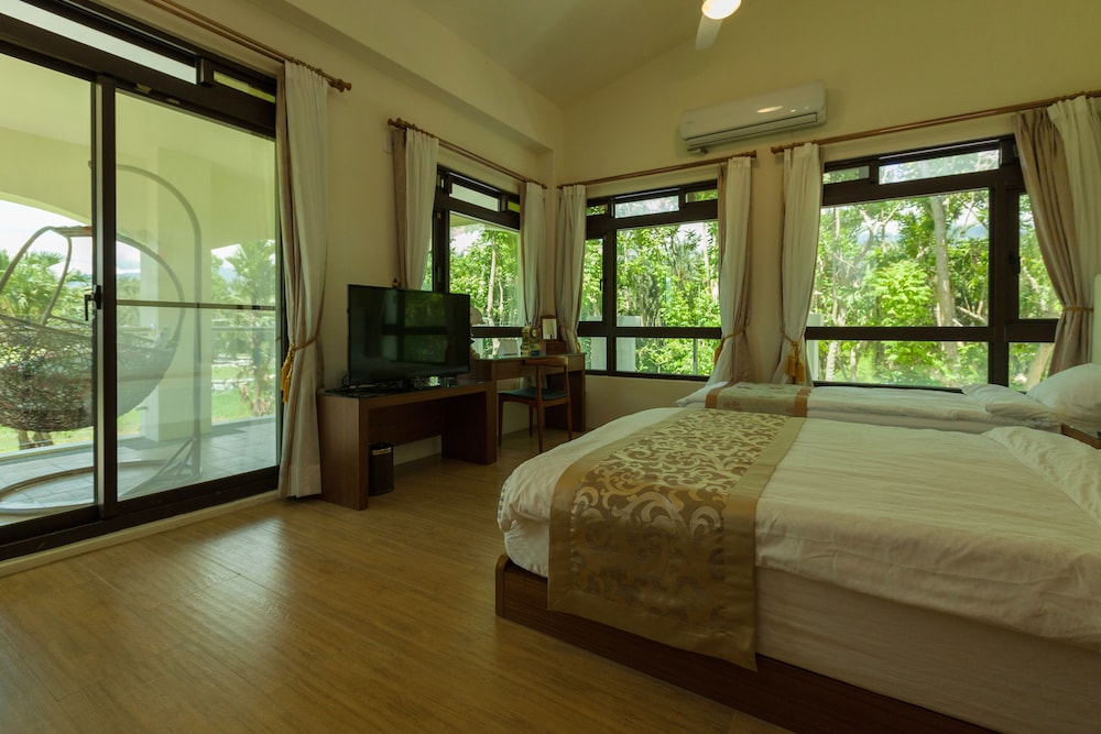 Deluxe Twin Room, Multiple Beds, Lake View photo 1