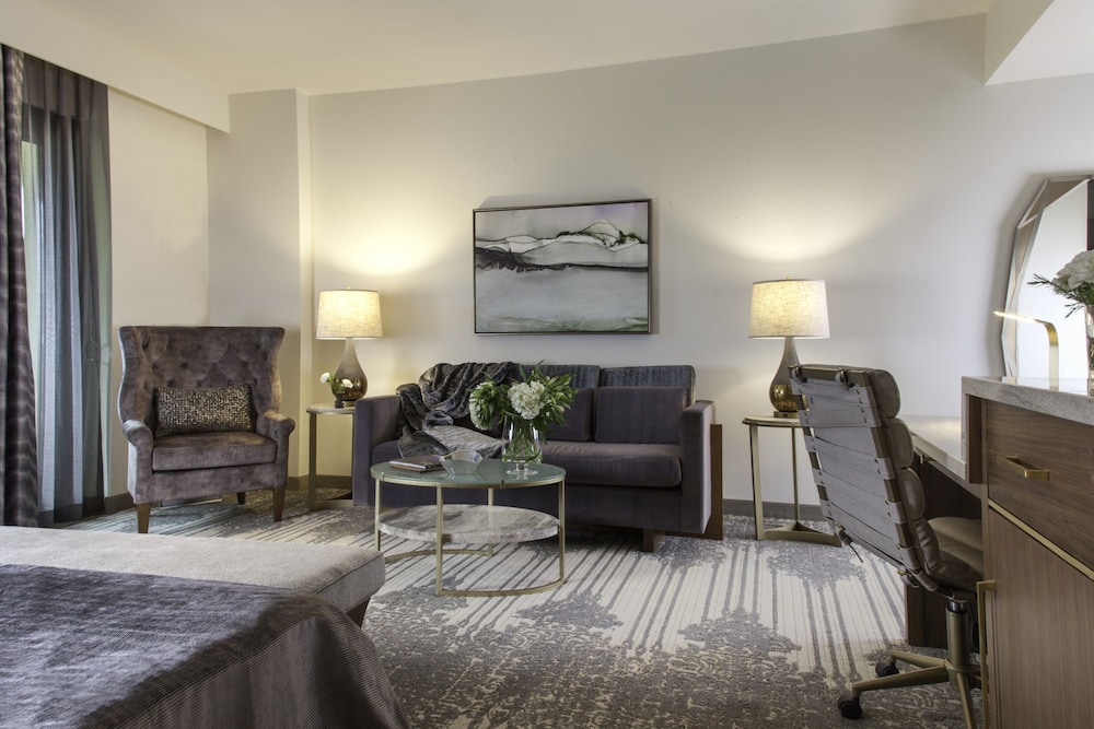 Premium Room, 1 King Bed, Accessible, Balcony - Photo 4