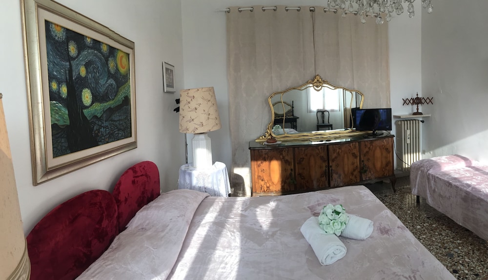 Honeymoon Room, Shared Bathroom, Canal View photo 2