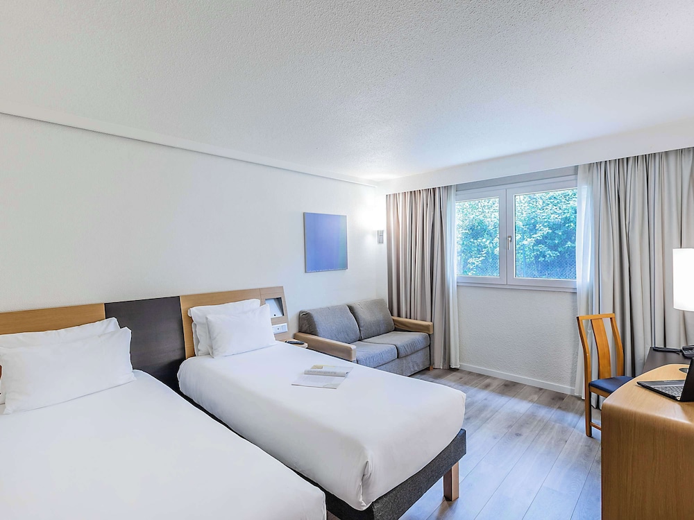 Standard Room, Pool View (2 Single beds and 1 Sofa bed) - Photo 1