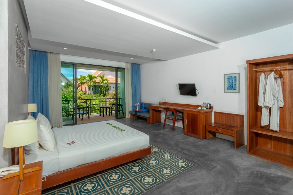 Infinity Pool View Signature Suite - Photo 5