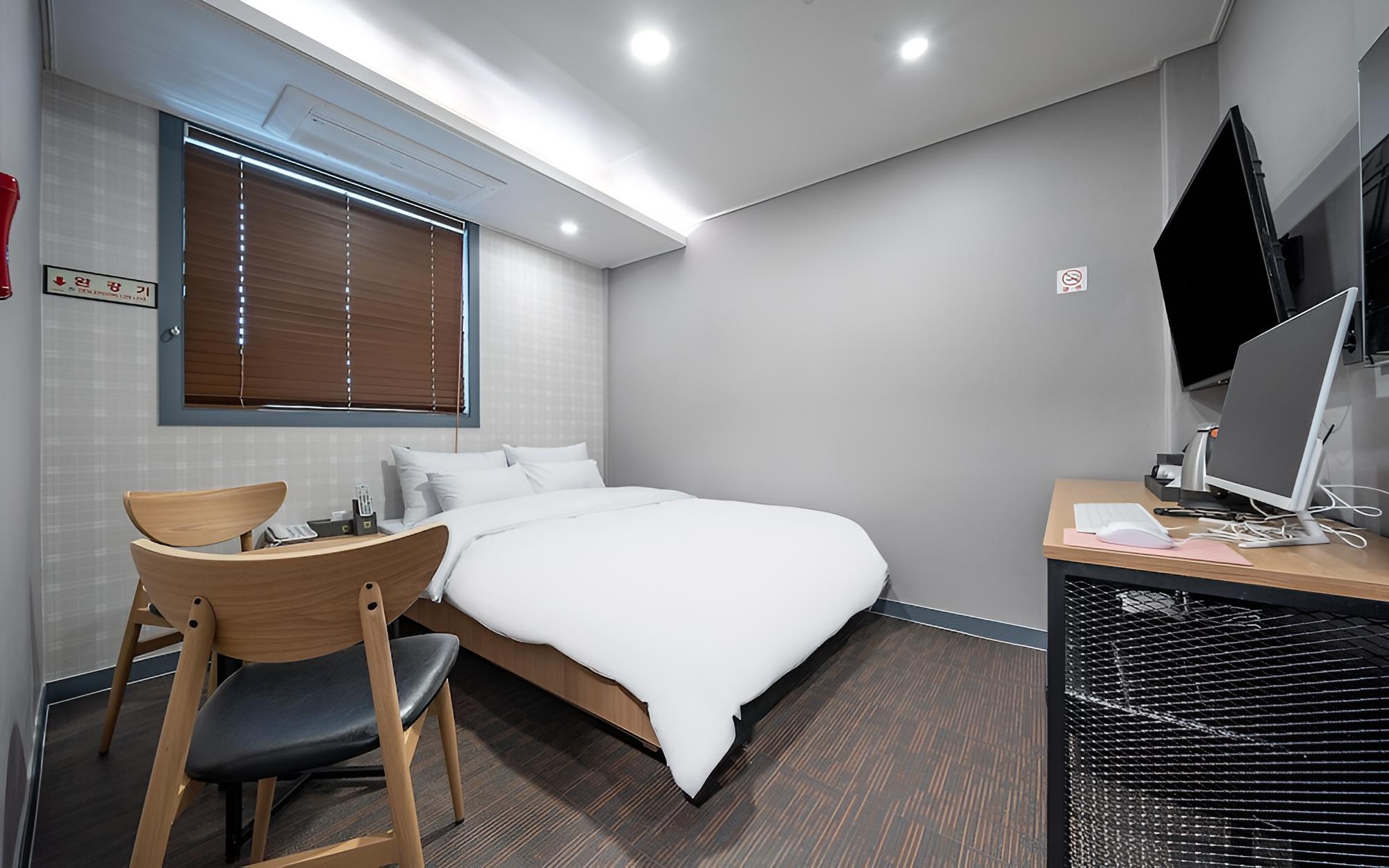 Room (Standard room (Netflix viewing/ TV&PC) photo 1