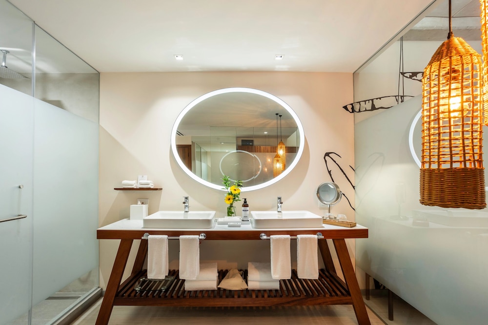 Junior Suite Bay View King Bed