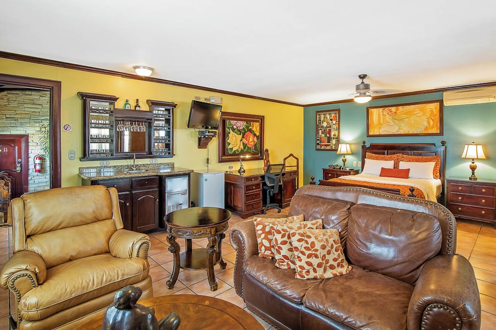 Executive Suite - Photo 4