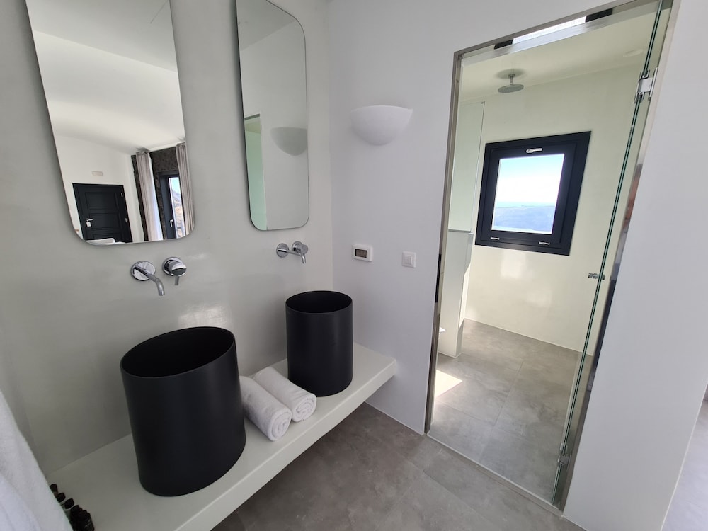 Executive Suite - Photo 23