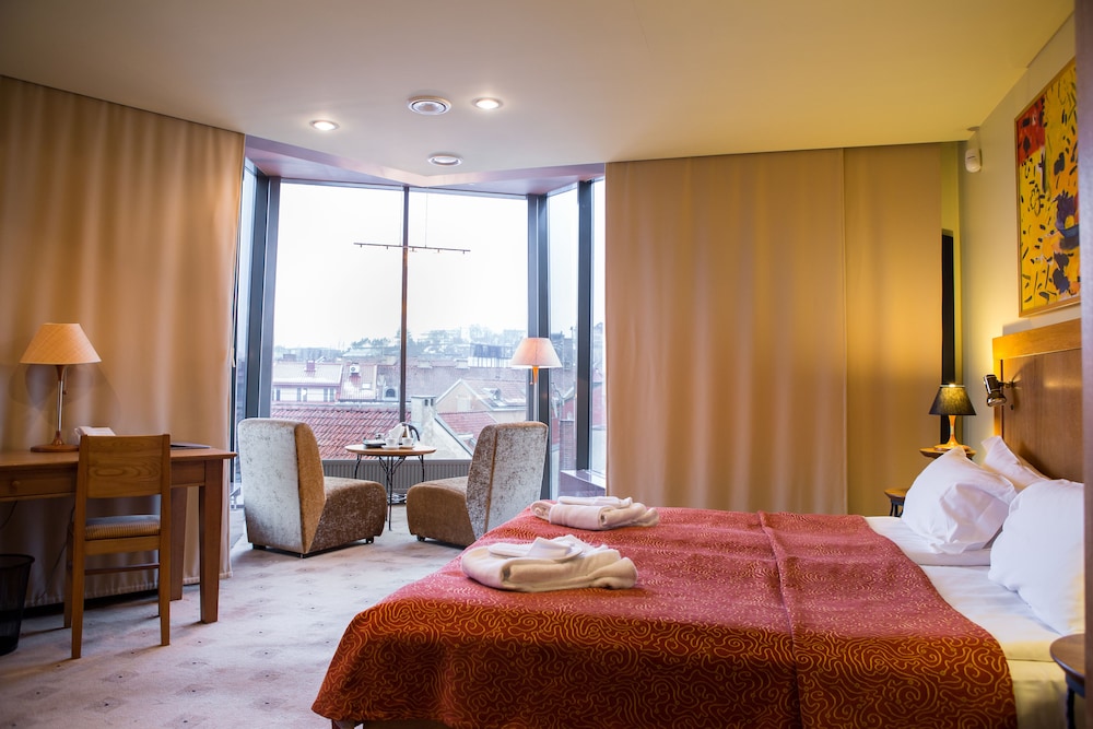Suite, 1 King Bed - Photo 1