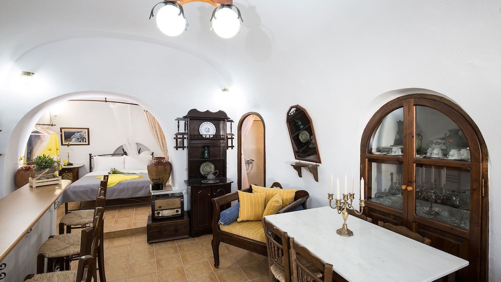 Quadruple Room (Cave, village view)