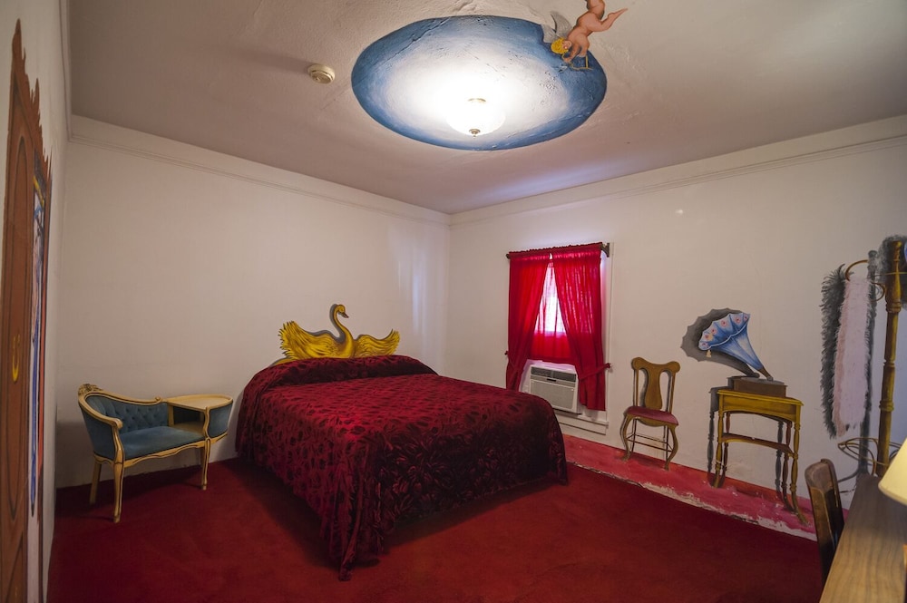 Deluxe Room, 1 King Bed photo 2