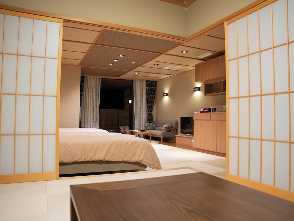 Japanese Western Style Room with Open-air bath - Photo 3
