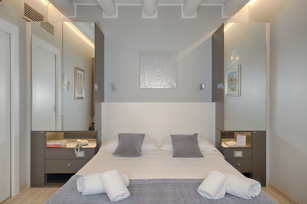 Double Room, 1 Queen Bed, Accessible, Annex Building photo 3