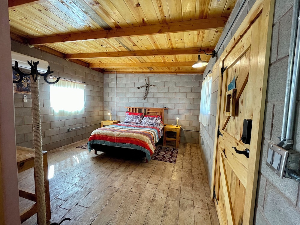 Comfort Room, 1 Queen Bed (Ferenikos) photo 2