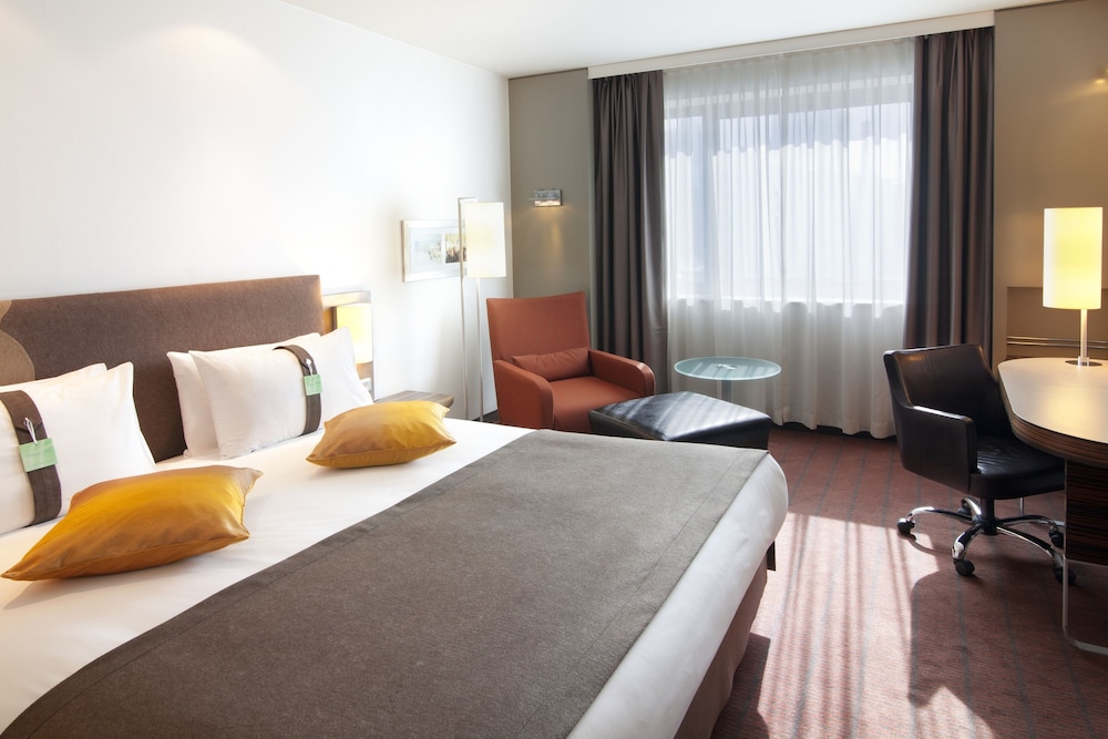 Standard Room, 1 King Bed, Non Smoking - Photo 1