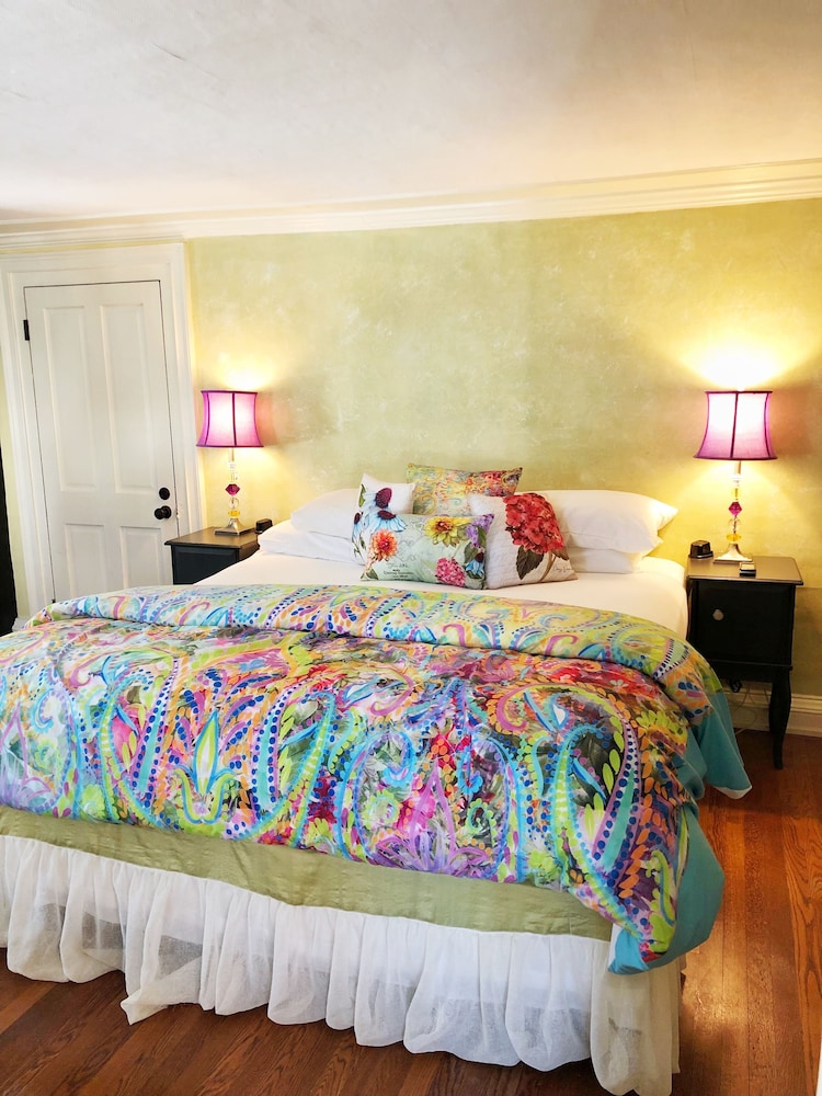 Single Room, 1 King Bed, Fireplace photo 3