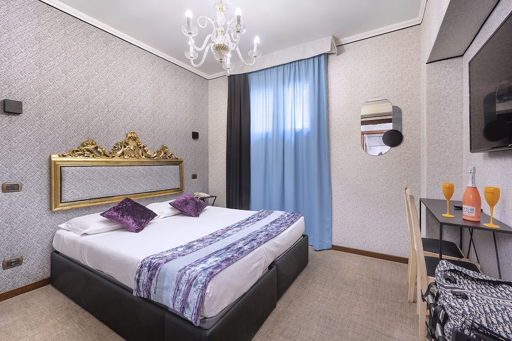 Standard Double or Twin Room - Photo 7