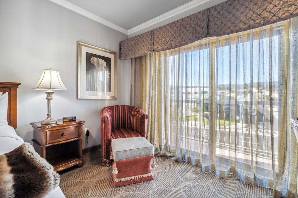 Deluxe King Room - Photo 3