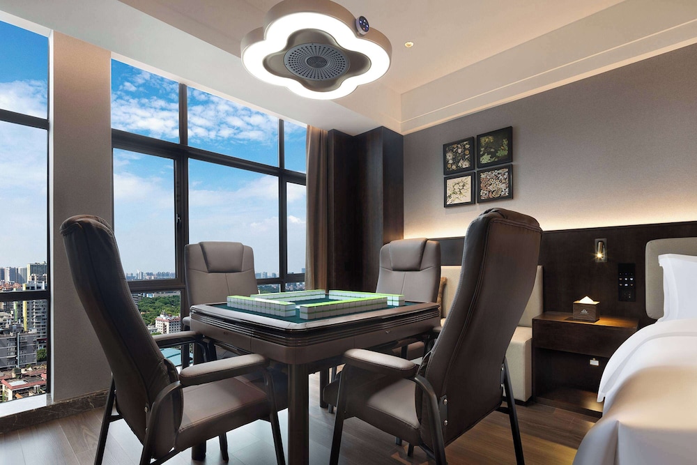 Room, 1 King Bed, Smoking (Mahjong) photo 3